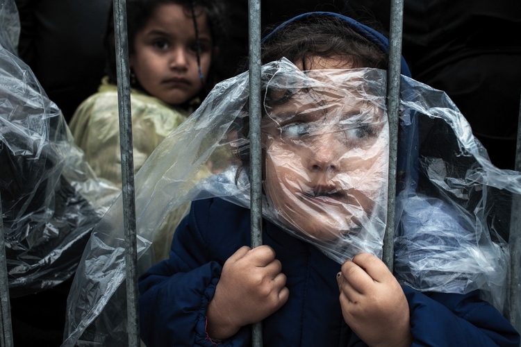 Dziecko pod peleryną, czekające na rejestrację w obozie dla uchodźców w Preszewie.I miejsce w kategorii "People", zdjęcia pojedyncze, fot. Matic Zorman
